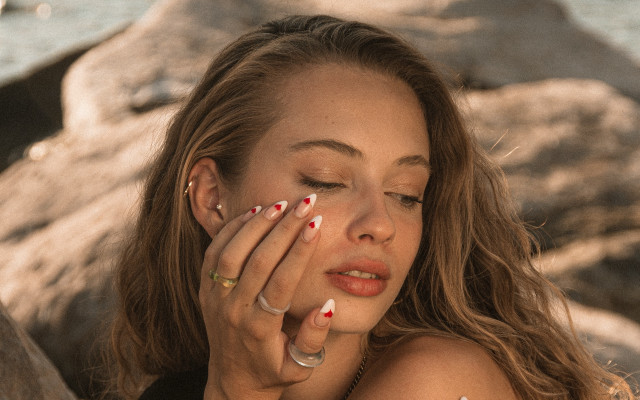 Woman ocean hands face blurry free wallpaper - medium preview image