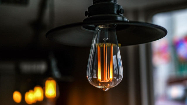 Light bulb ceiling fixture restaurant free wallpaper - medium preview image