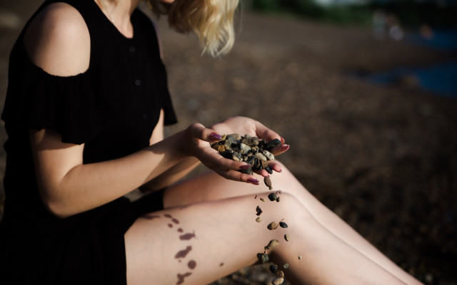 Woman beach seeds pointillism blurry free wallpaper - medium preview image