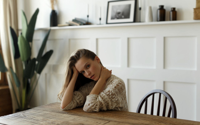 Serious woman portrait indoor blurry free wallpaper - medium preview image