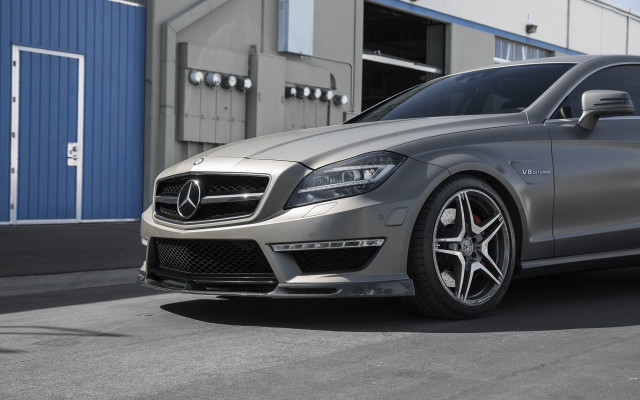 Silver mercedes cls blue door free wallpaper - medium preview image