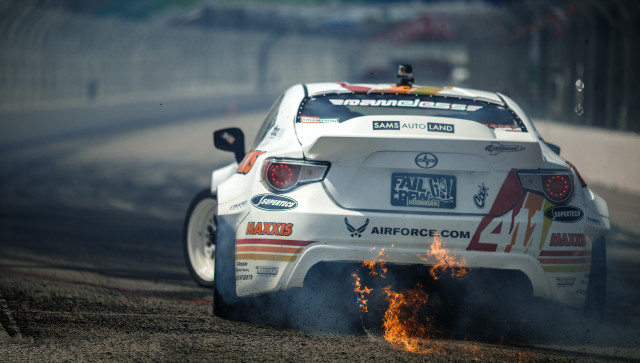 White car race track smoke #2 free wallpaper - medium preview image