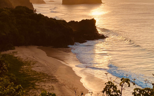 Beach rock formation water foreground free wallpaper - medium preview image