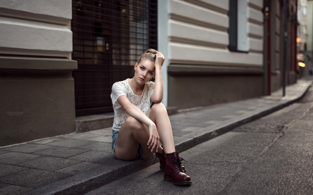 Woman sitting street building blueeyes free wallpaper - medium preview image