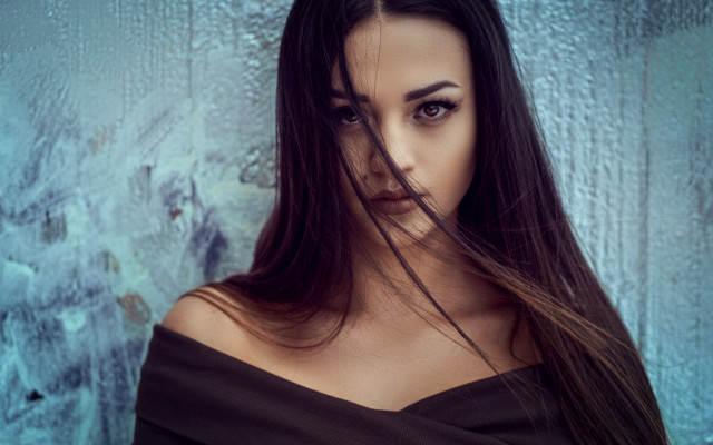 Woman blue background blood blurry free wallpaper - medium preview image