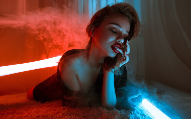 Woman laying laptop red blue free wallpaper - medium preview image