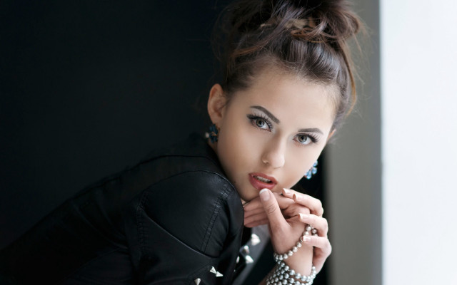 Aramenta dianthe vail fashion portrait free wallpaper - medium preview image