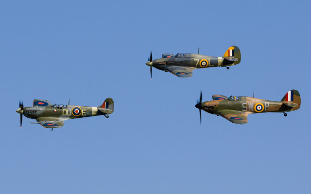Old fashioned airplanes sky puzzle free wallpaper - medium preview image