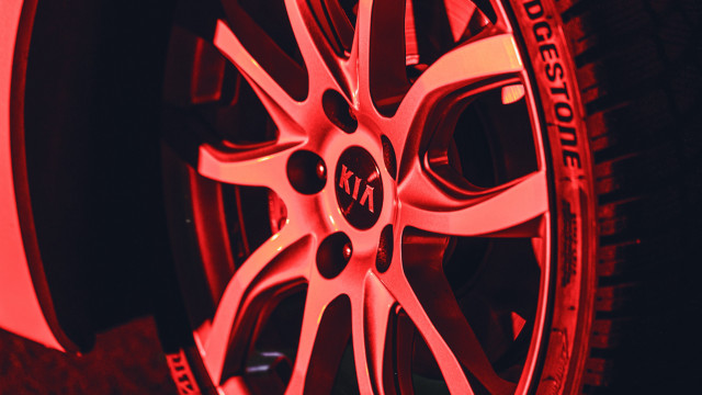Tire red light kinetic art free wallpaper - medium preview image