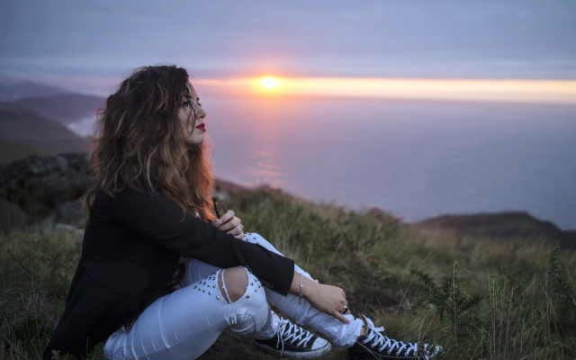 Sunset hill water blonde jacket free wallpaper - medium preview image