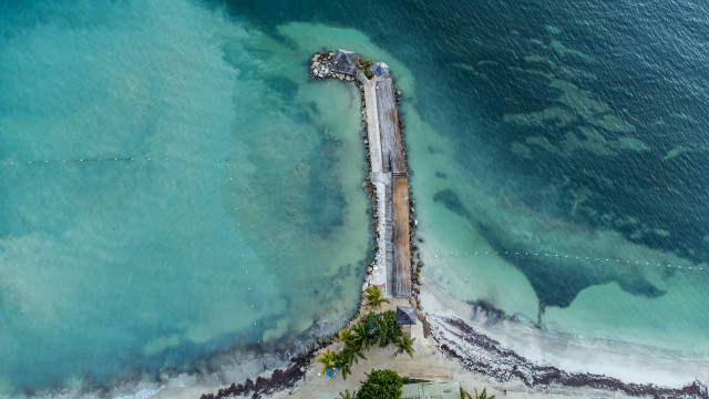 Beach pier boat dock tiltshift free wallpaper - medium preview image