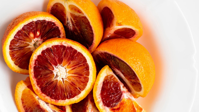 White plate sliced oranges table free wallpaper - medium preview image
