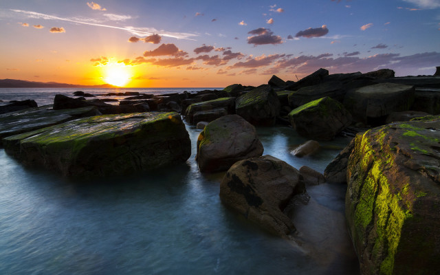Sunset rocky beach mossy waters free wallpaper - medium preview image