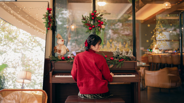 Woman piano christmas wreath tree free wallpaper - medium preview image
