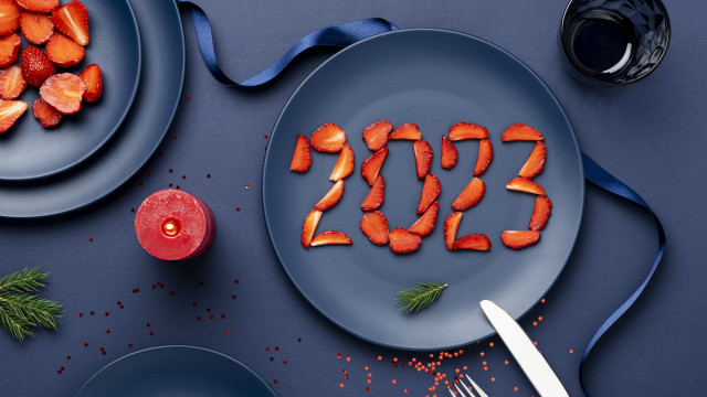 Plate strawberries candle 3d render free wallpaper - medium preview image