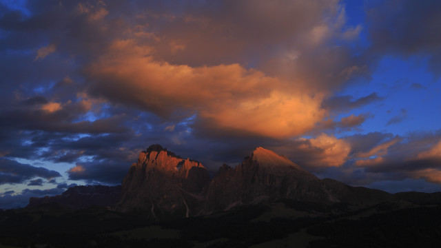 Mountain range clouds cityscape sunset free wallpaper - medium preview image
