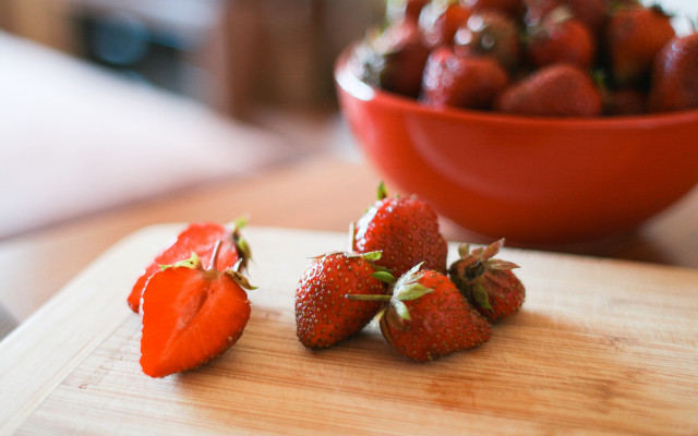 Bowl strawberries cutting board table free wallpaper - medium preview image
