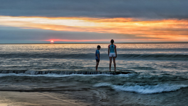 Sunset ocean people rock waves free wallpaper - medium preview image