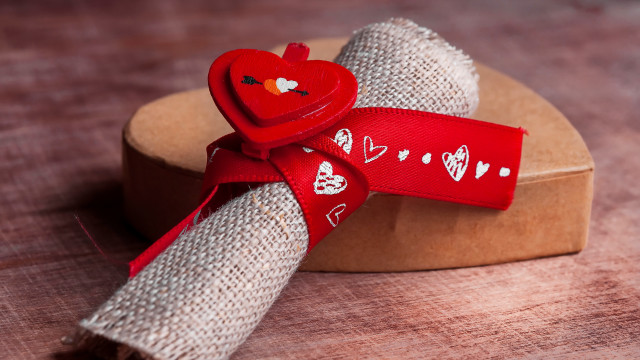 Heart box red ribbon tag free wallpaper - medium preview image