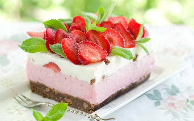 Cake strawberries plate fork spoon free wallpaper - medium preview image