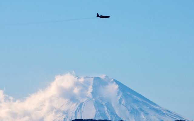 Mountain plane jet cloud sky free wallpaper - medium preview image