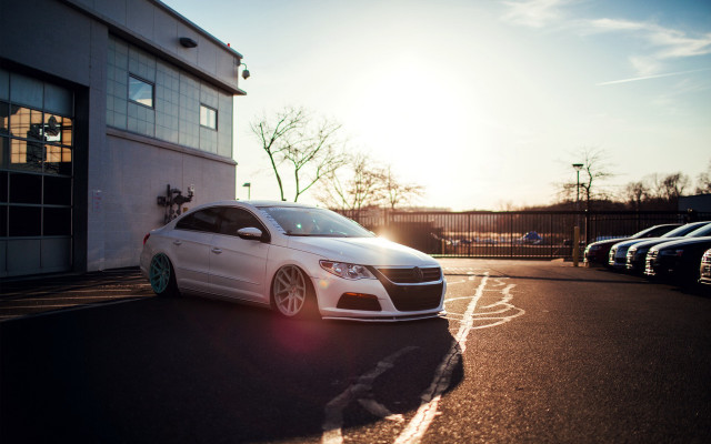 White car building sun tiltshift free wallpaper - medium preview image