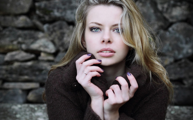 Esztter mattioni portrait blurry nails free wallpaper - medium preview image
