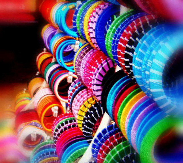 Colorful discs stacked row table free wallpaper - medium preview image