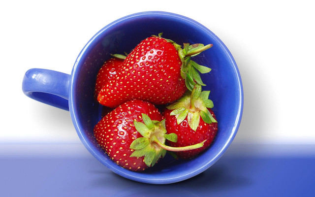 Blue bowl with strawberries on free wallpaper - medium preview image