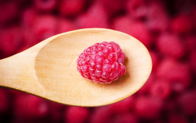 Wooden spoon raspberry bokeh microscopic free wallpaper - medium preview image