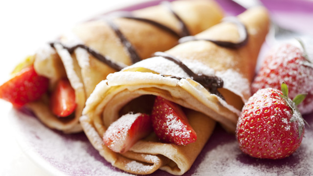 Crepe strawberries plate food photography free wallpaper - medium preview image