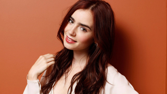 Celia fiennes red wall pose free wallpaper - medium preview image
