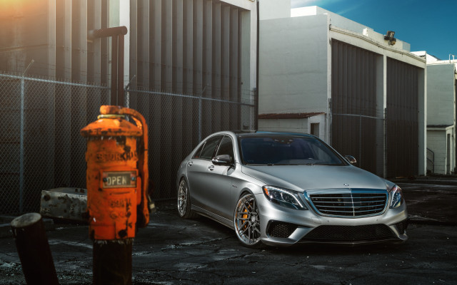Silver car fire hydrant building free wallpaper - medium preview image
