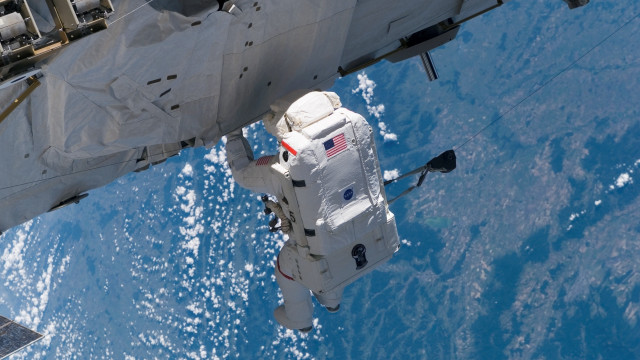 Space station shuttle earth horizon free wallpaper - medium preview image