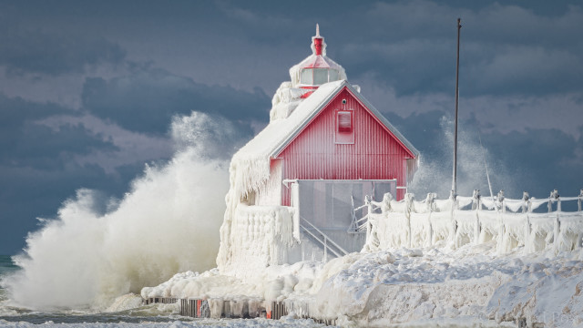Red building wave lighthouse cloudy free wallpaper - medium preview image