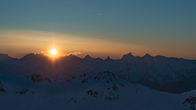 Sunset mountain range clouds beach free wallpaper - medium preview image