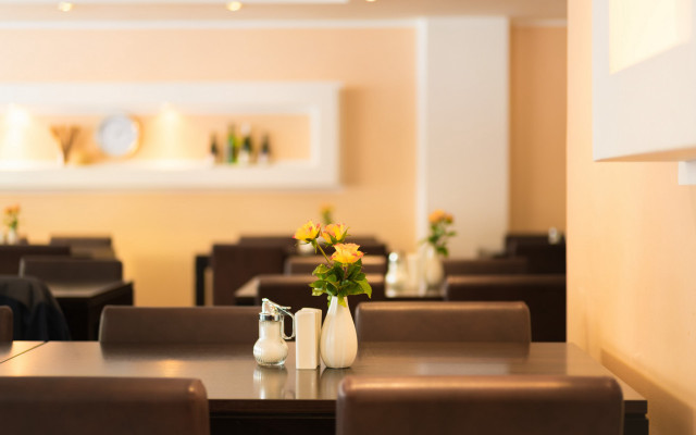 Restaurant tables chairs flower vase free wallpaper - medium preview image