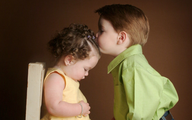 Little boy little girl kissing free wallpaper - medium preview image