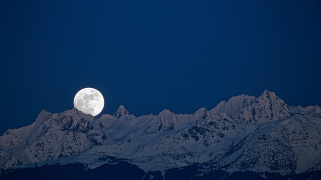 Full moon mountain night sky free wallpaper - medium preview image
