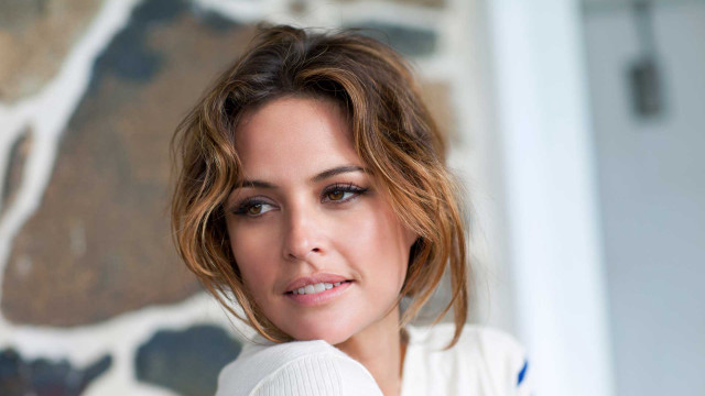 Annabel kidston white sweater portrait free wallpaper - medium preview image