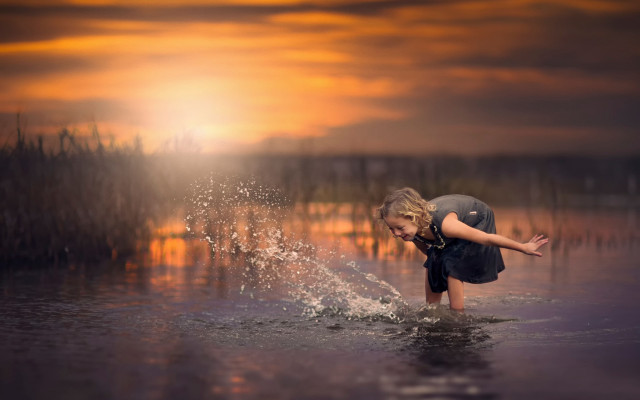 Girl splashing water sunset city free wallpaper - medium preview image