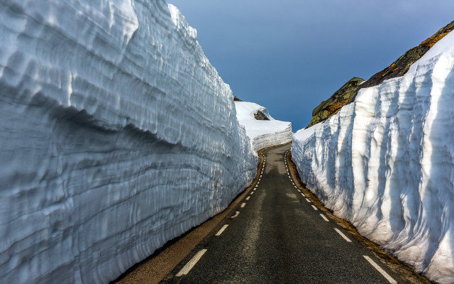 Icy mountain landscape snow cliff free wallpaper - medium preview image