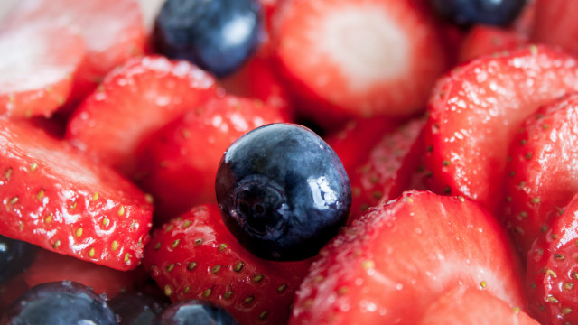 Close up berries water droplets free wallpaper - medium preview image