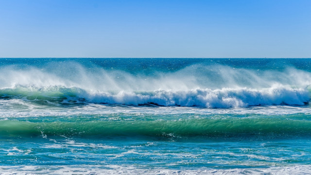 Large wave ocean shore sunny free wallpaper - medium preview image