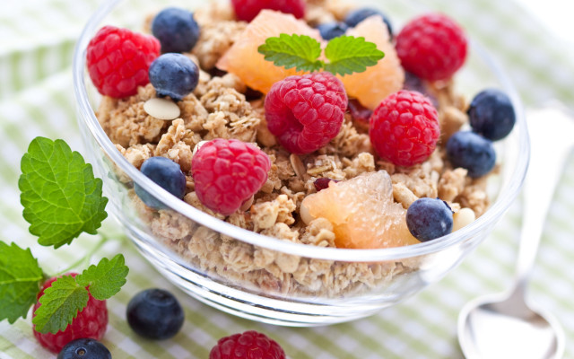 Cereal berries mint tablecloth spoons free wallpaper - medium preview image