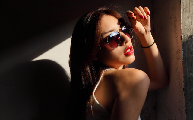 Fan qi woman sunglasses white free wallpaper - medium preview image
