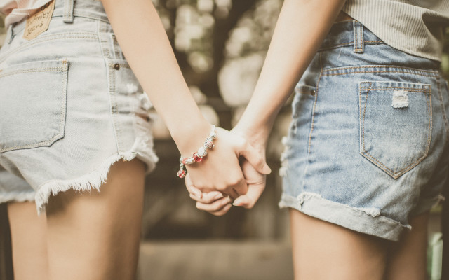 Interlocked hands romanticism blurry closeup free wallpaper - medium preview image