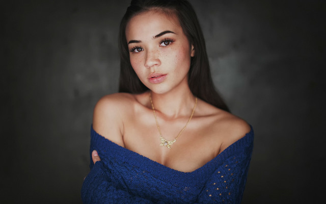 Elina karimova blue top freckles free wallpaper - medium preview image