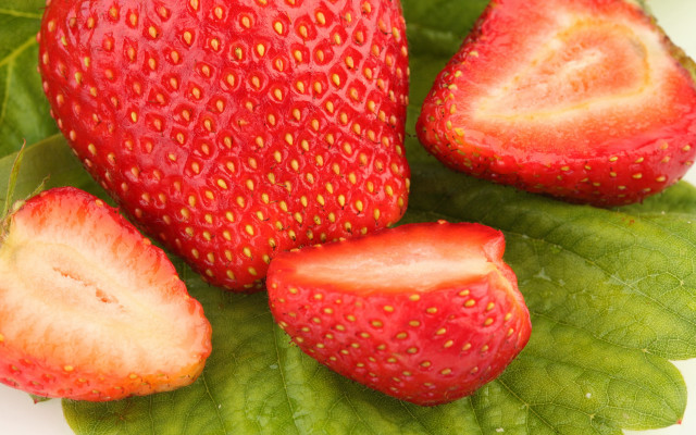 Strawberry leaf closeup bolwert food free wallpaper - medium preview image