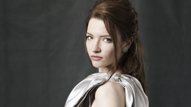 Leesha hannigan brown eyes long free wallpaper - medium preview image